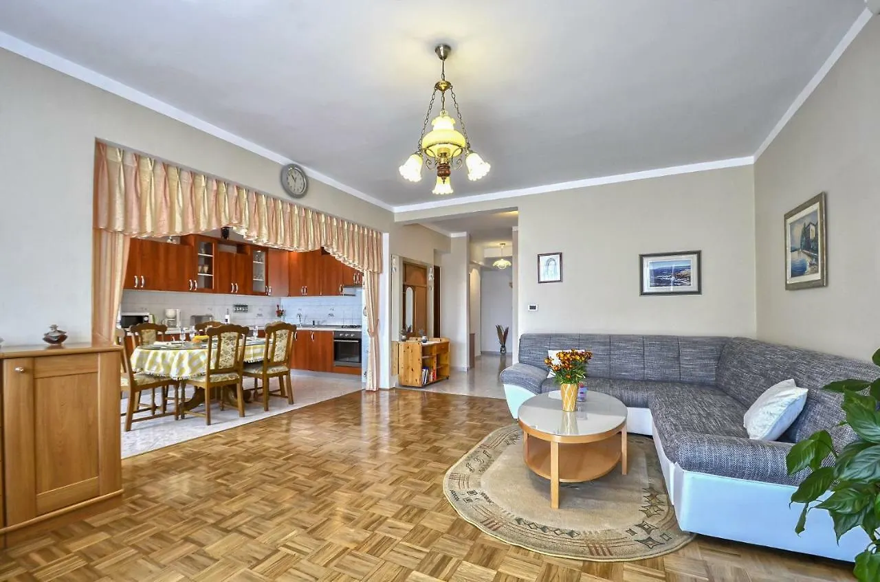 Apartment Pecirep Pula 0*,