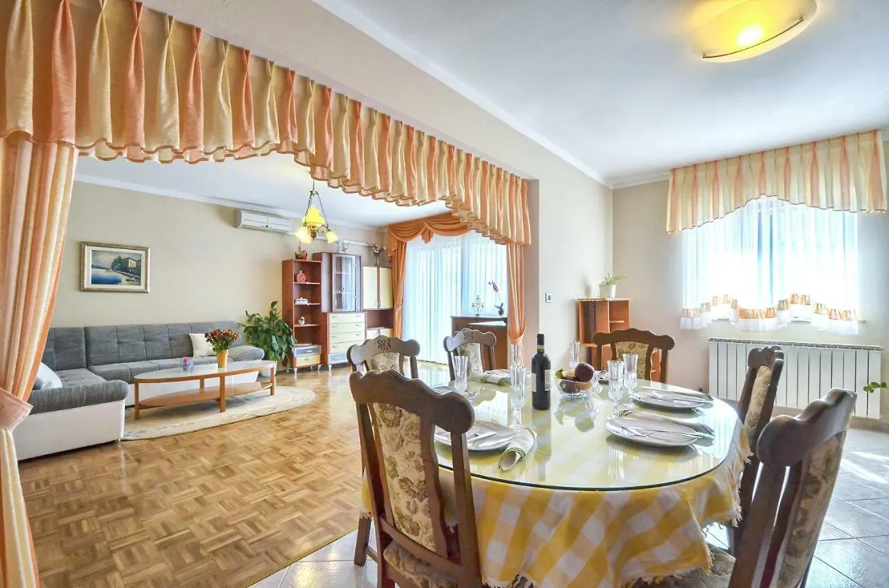 Apartment Pecirep Pula