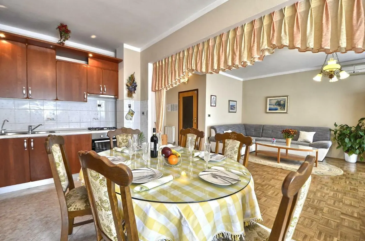 Apartment Pecirep Pula