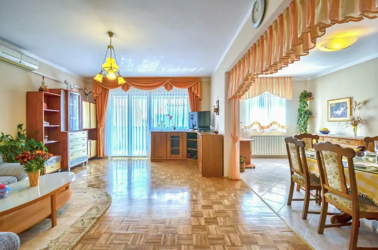 Apartment Pecirep Pula 0*,